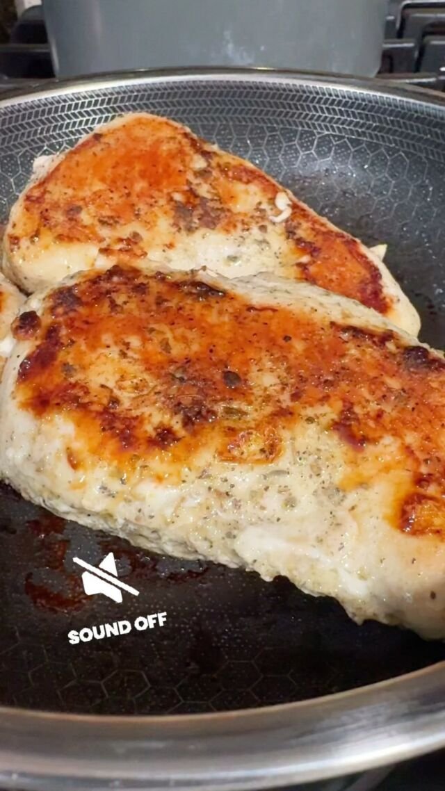 Have you ever ordered beef/poultry/seafood online before??

If not, check out @secondcityprime - as you can guess by the name - they are a Chicago based company- but they ship all over the US.

They have fancy cuts of beef - but unlike my sister Biz who is an expert at cooking beef - I chose to get chicken breasts and a ham 🥰🥰

I cooked the garlic and pepper chicken breasts this week - and it was amazing.  So happy I didn't over cook it 🤣🤣

Two (6 oz.) chicken breasts is only $10.00 (can't get fast food for that price!)

They also have a lot of rubs and marinades.  I also got The Rub seasoning which is a blend of garlic-pepper, rich with exotic porchini mushrooms and tellicherry peppers 🌶️ 

Great for steaks, burgers chicken, roasts and veggies. 

The products are flash frozen and get shipped in dry ice - so will stay frozen for hours ✅

Are you a meat and seafood connoisseur?  Check these guys out!

#secondcityprime #deluxe